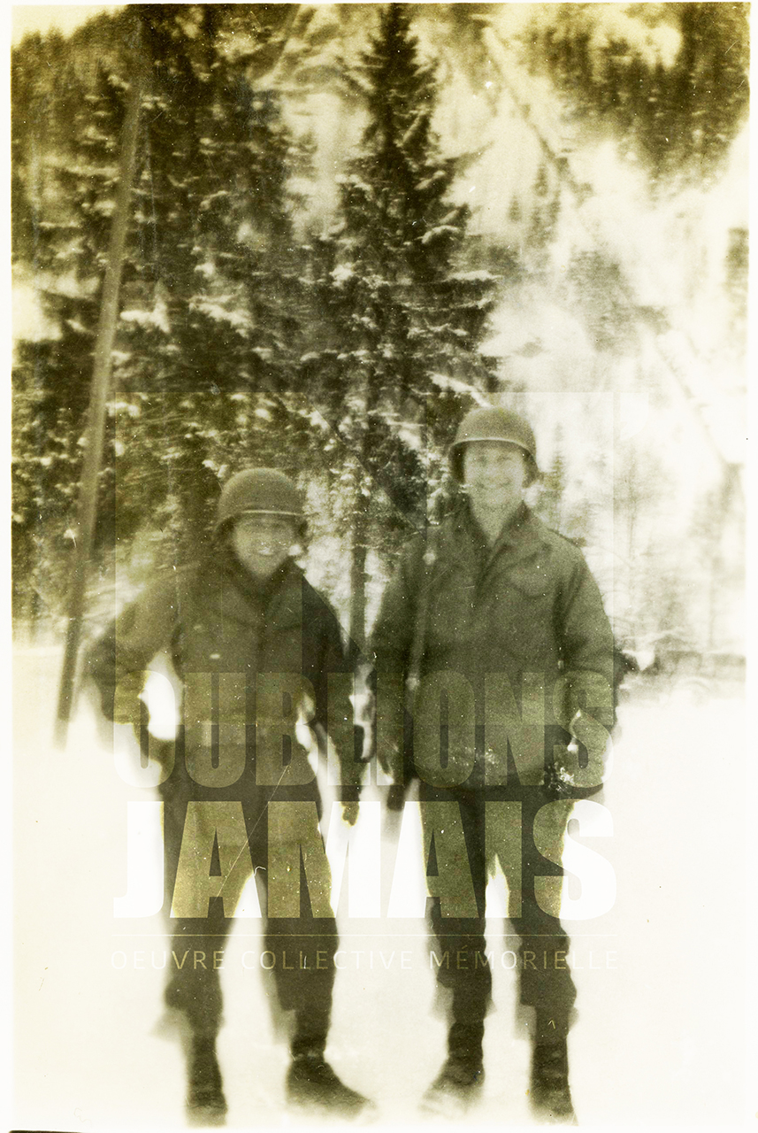 M578_KDK713D TWO SOLDIERS WITH SNOW